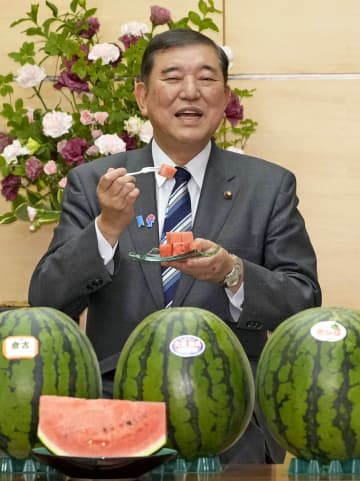 首相、鳥取のスイカ堪能　米大統領へのお土産に？