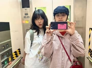 AKMU イ・スヒョン、証明写真やプリクラも！親友キム・ボラと日本旅行を満喫