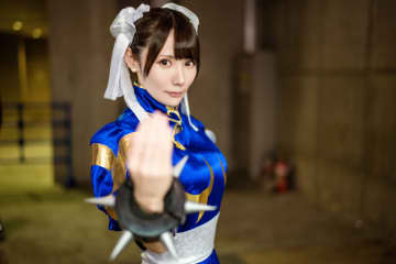 【コスプレ】美人配信者による『スト6』春麗のポージングがかっこいい！スラっと伸びた脚と凛々しい表情にグッとくる【写真7枚】