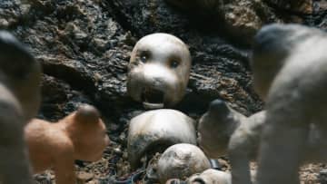 朽ち果てたように横たわるロボット　群がる正体不明の物体　堀貴秀監督「JUNK WORLD」本編冒頭映像