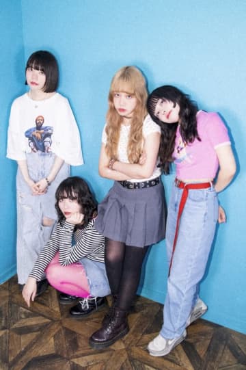 ギャルバンド・QUINCAMPOIX、最新楽曲「Holic」配信＆MV公開。新アーティスト写真解禁も