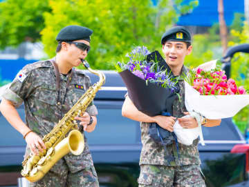 BTSのRMとV、兵役を終え除隊 RMはサックスで『名探偵コナン』テーマをガチ演奏！