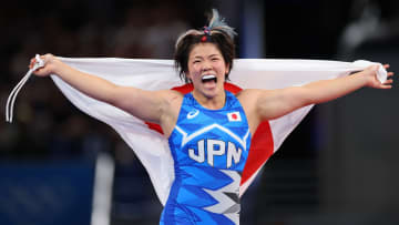 【楽天】パリ五輪レスリング金・鏡優翔がセレモニアルピッチ　チームにもゆかりある体格のいい角一哲児氏を抱え上げ歓声沸く