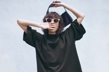 【明日なに着る？】「気がつけば白黒ばっかり…」を解決「白黒なみに使いやすい」ブラウンTシャツ
