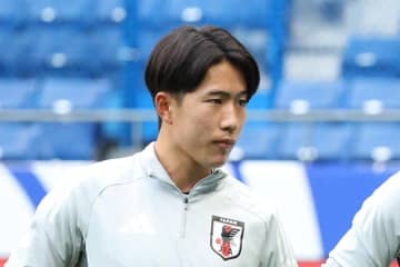 【日本代表】長友佑都がただ１人のスタンド観戦　１８歳・佐藤龍之介がベンチ入り