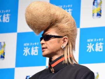 綾小路翔、“赤髪”が素敵な母の誕生日をお祝い　顔出し2ショットに反響集まる