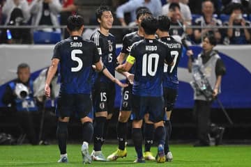 サッカー日本戦、地上波中継で抜かれた男にネット即座に反応「なんでそこに」「楽しそう」