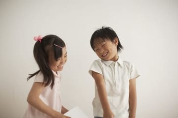 なぜ日本の子は「幸せ」を感じにくい？ 精神的幸福度「32位」の結果が突きつける現実と課題