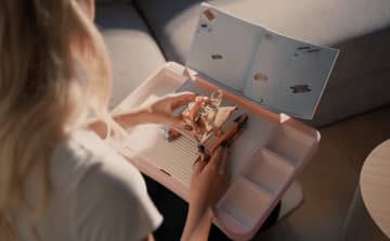 散らからない、探さない！ 収納ケース付きのLEGO専用デスク「Stud Desk」