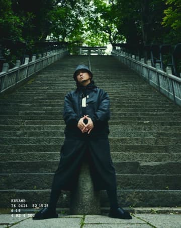 KREVA×ファッションブランド・ALMOSTBLACKがコラボ、コレクション発売＆ポップアップストア開催へ