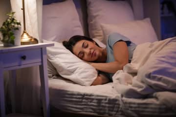 【眠れない日本人】約51％が「不眠症」疑い！？「寝る前のスマホをやめる」よりも前にまずすべきことは