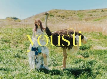 yousti（小林由依）、1stミニアルバムのジャケットをダチョウと撮影