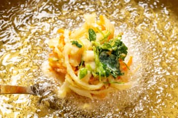 【現役板前が伝授】”家でも失敗しない”『かき揚げ』の作り方を伝授！天ぷらのプロ直伝の『裏技』に主婦も目からウロコと大絶賛「天ぷら屋さんのかき揚げが軽くてふわサクのコツがわかりました」「こう言ったテクニックを紹介してくれるのはありがたい…」