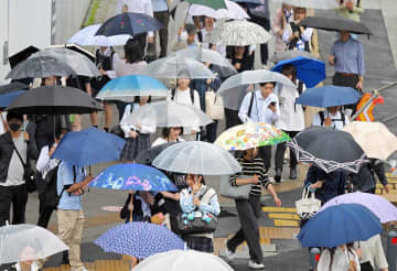 関東甲信など梅雨入りか　平年より3日遅く