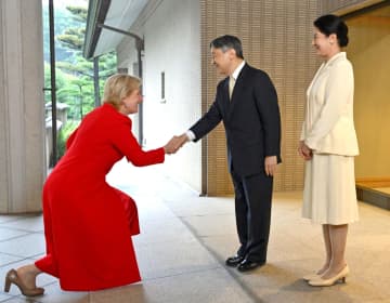 両陛下、ベルギー王女夫妻と懇談　皇居・御所