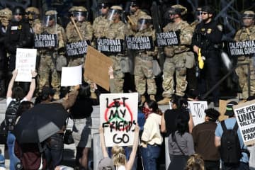 ロス抗議デモ、海兵隊派遣　異例の強硬策、700人