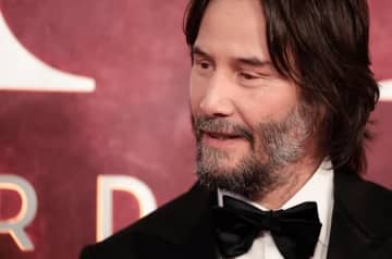 突然頭上で歌われたキアヌ・リーヴスの“驚きの表情”がSNSで拡散。「面白くて吹いた」