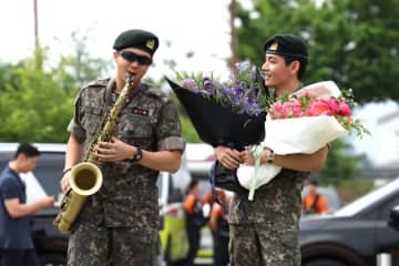 BTSのRMさんとVさんが除隊。「名探偵コナン」テーマ曲をサックスで披露し話題に