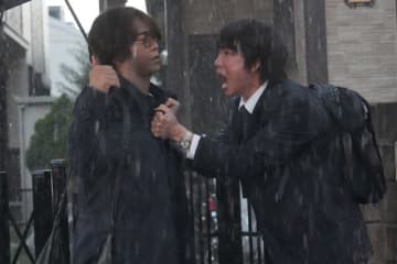 綾野剛VS亀梨和也、14年ぶり共演で魂のぶつかり合い！『でっちあげ』特別映像公開