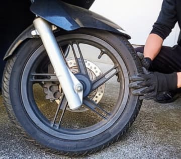 バイクのタイヤを盗まれ廃車に…警察から「犯人は、近所の人では？」と言われ疑心暗鬼に
