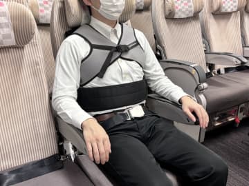 JALとダイヤ工業、機内サポートベルトを共同開発。体幹を保てない人も座位姿勢の固定が可能に
