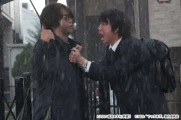 綾野剛×亀梨和也、14年ぶりの共演！　映画「でっちあげ」で魂ぶつかる豪雨の対峙シーン