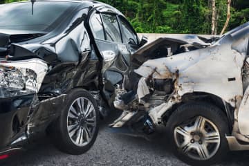 プリウスが国道を逆走し乗用車と衝突 プリウス運転手のみ一命をとりとめる ネットでコメント殺到「せめてプリウスが停車してくれていれば事故になる確率が減ったんじゃないの」「いや止まりませんよ。逆走してる意識がない。相手が逆走してるって思いスピードも緩めない」