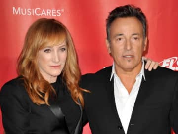 ブルース・スプリングスティーン妻、結婚34年記念で情熱的なキスショット公開