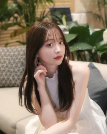 「可愛すぎて2度見」森香澄、渋谷でガチャを楽しむ無邪気なメガネ×オフショル姿が沸騰「彼女目線たまらーん」