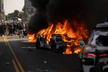米移民摘発抗議デモ、１１３人逮捕　ＬＡ市長「外出禁止令も検討」