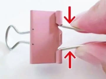 ごちゃつくケーブル類は「ダブルクリップ」で一発解決！やってみたら…めっちゃ快適♡