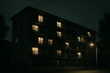【ゾッとする怖い話】深夜に帰宅した男性に届いたのは...？