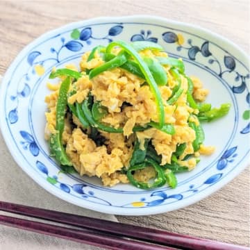 【5分副菜】ピーマンと卵のふんわり炒め！鶏ガラスープでごはんが進む節約おかず