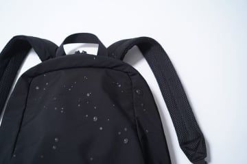 人気デザインユニットTENTと共同開発した“防水仕様”のリュック「VEIL waterproof」が登場！　急な雨から荷物を守る 日常で頼れるリュックVEIL(ヴェール)