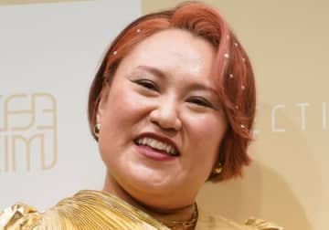 北海道に帰省したバービー、地元のお馴染みグルメを紹介。個性的ファッションの父も登場し「流石バービーの父だわ」