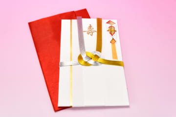 夫婦で結婚式に出席し「5万円」のご祝儀を包んだら、「1人3万円が相場」と言われました…。2人だと6万円で偶数になるのですが、いくら渡すのが正解だったのでしょうか？