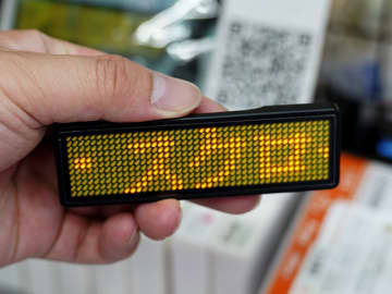 電光掲示板風のネームバッジ「LEDネームバッジ」が入荷