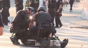 米国で抗議活動続く、ロサンゼルス市警「現時点で70人以上を逮捕」