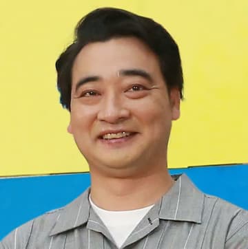 バウムクーヘン販売は飽きられた？ 元ジャンポケ斉藤慎二、今度は介護施設を訪問し歌を披露