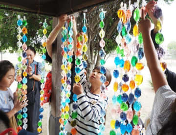 じめじめ梅雨でも心わくわく　彩水のれん、カラフルに　親子連れが制作体験　袖ケ浦