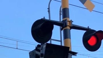 踏切で電車にはねられ男性死亡　つえつき渡りきれない様子も　松戸、東武野田線