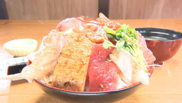 14種類の刺身が乗った超豪華海鮮丼に“グローブ”のようにデカいカツも！値段は驚きの…『オモウマい店』