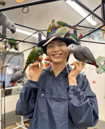竹島宏が〝鳥カフェ〟で新曲ヒット祈願「羽ばたく準備は完了！」