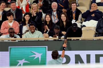 【写真】久保建英の親友イ・ガンイン、歳上の財閥美女と熱愛？一目気にせずパリで堂々「公開デート」