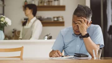 恥じています…「退職金2,000万円」「年金27万円見込」の60歳元公務員が定年後わずか3年で〈老後破産〉を覚悟したワケ【FPが解説】