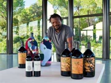 芸術とワインの融合「オルネッライア 2022」の希少なアートボトルがボナムス主催のオンラインオークションで競売に(2025年6月12日～24日)