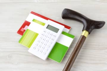 70代の祖父は一人暮らしで貯蓄が「300万円」ほど。今後「医療費」などがかかるし、全然足りないですよね？