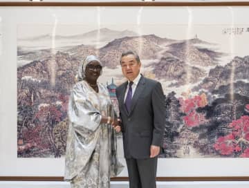 王毅氏、セネガル外相と会談