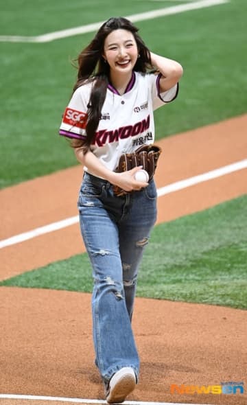 【PHOTO】Red Velvet ジョイ、始球式に登場…キュートな笑顔で登場