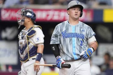 プロ野球で普段見られない珍光景　興味津々で見つめた選手が「可愛すぎる」「スタッフみたい」